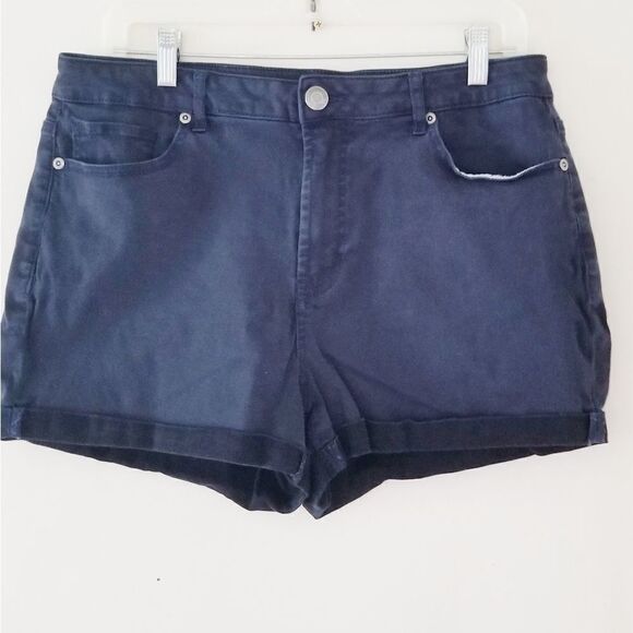 Maurice's shorts cuffed hem - Picture 1 of 5